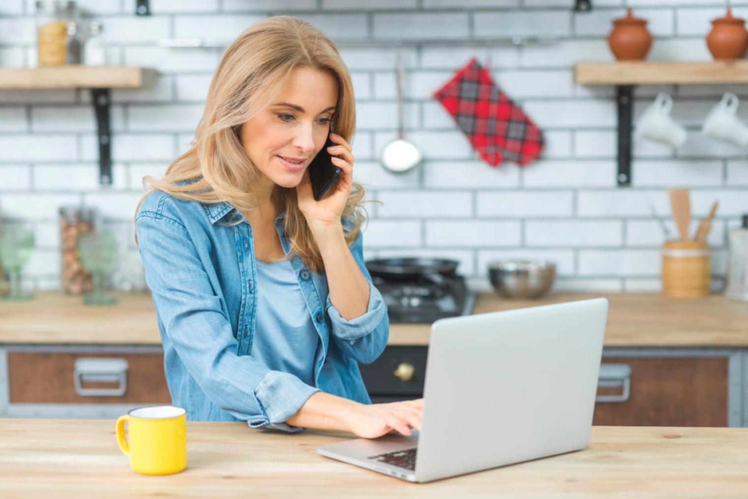 Équipe de travail analysant des données financières